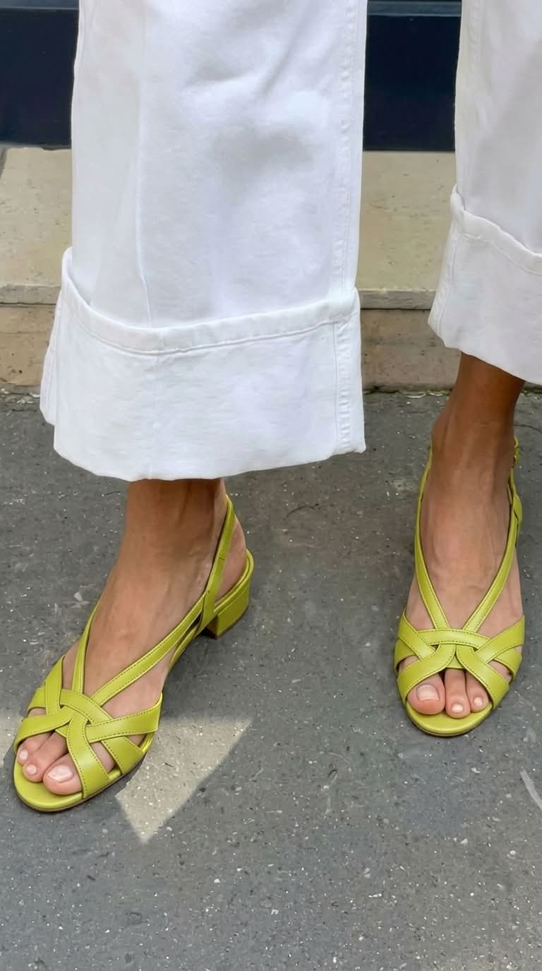 Sandales slingback Nude en cuir à brides croisées et talon bas