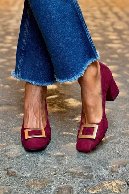 talons larges bleu marine à bout carré avec ornements métalliques patchwork.
