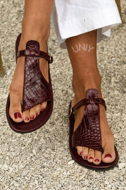 tongs effet croco en cuir avec bride et boucle sur le cou-de-pied.