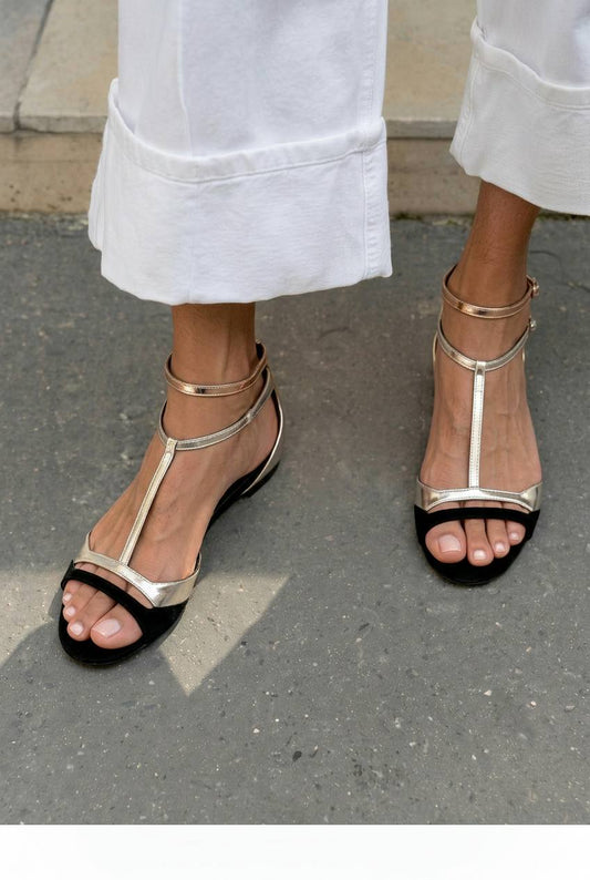 Sandales plates métallisées à bout ouvert avec bride en T