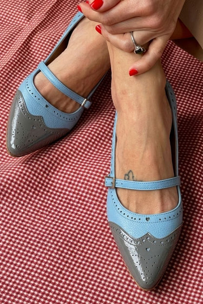 Talons bas pointus color block Blanc avec bride et boucle sur le cou-de-pied