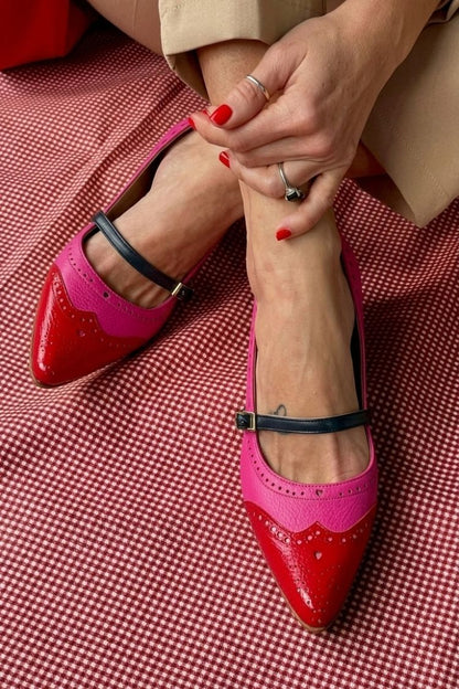 Talons bas pointus color block Blanc avec bride et boucle sur le cou-de-pied