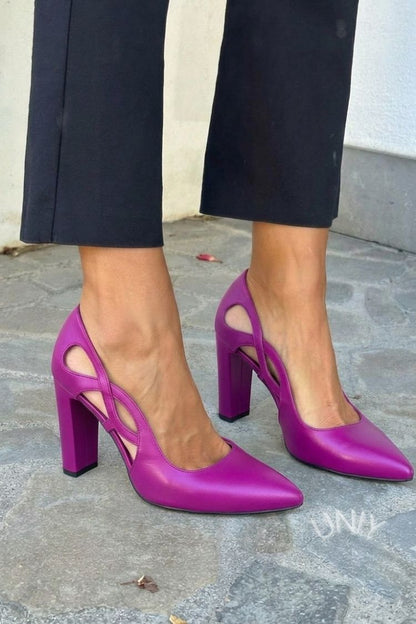 escarpins à talon large en simili cuir à découpes, bout effilé.