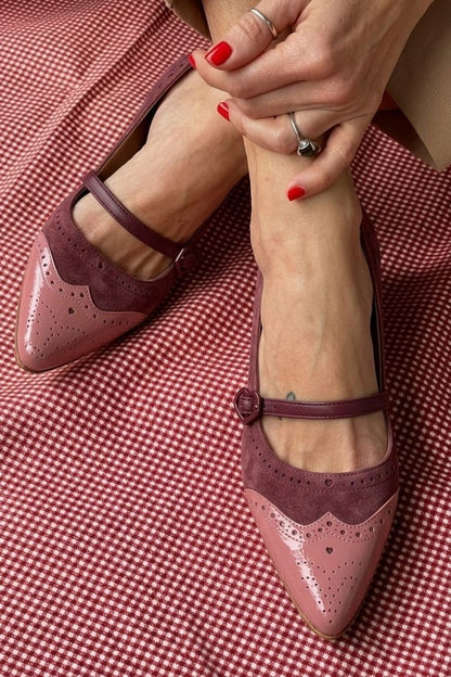 Talons bas pointus color block Blanc avec bride et boucle sur le cou-de-pied