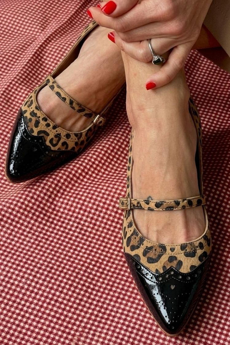 Talons bas pointus color block Blanc avec bride et boucle sur le cou-de-pied