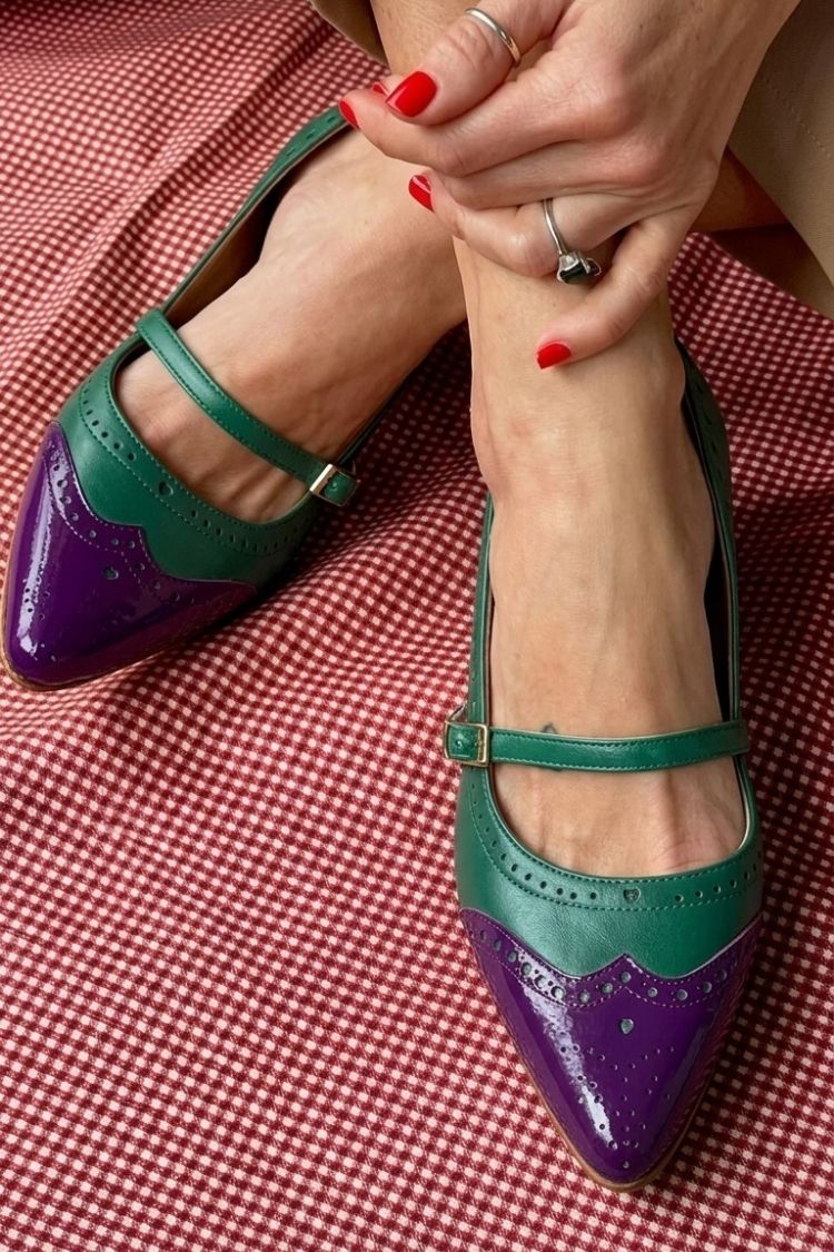 Talons bas pointus color block Blanc avec bride et boucle sur le cou-de-pied