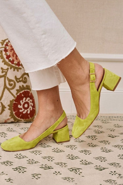 talons larges kaki slingback à boucle et bout carré.