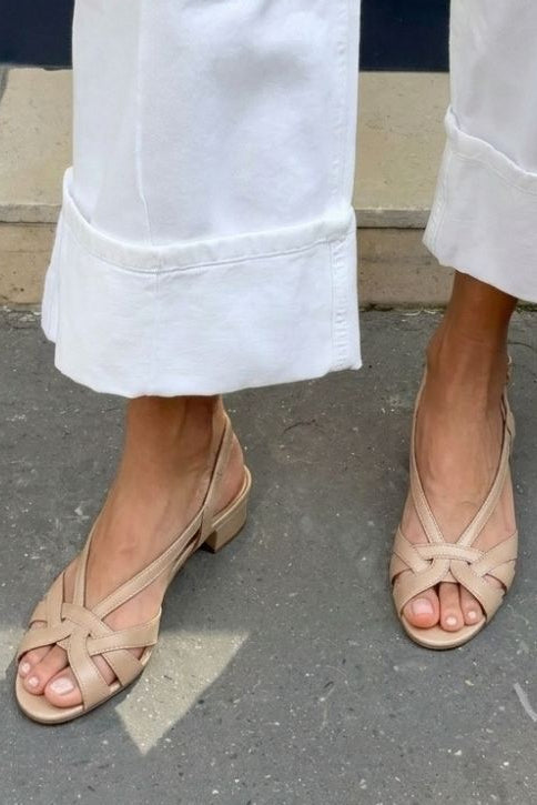 sandales nude en cuir slingback à bride croisée et talon bas.