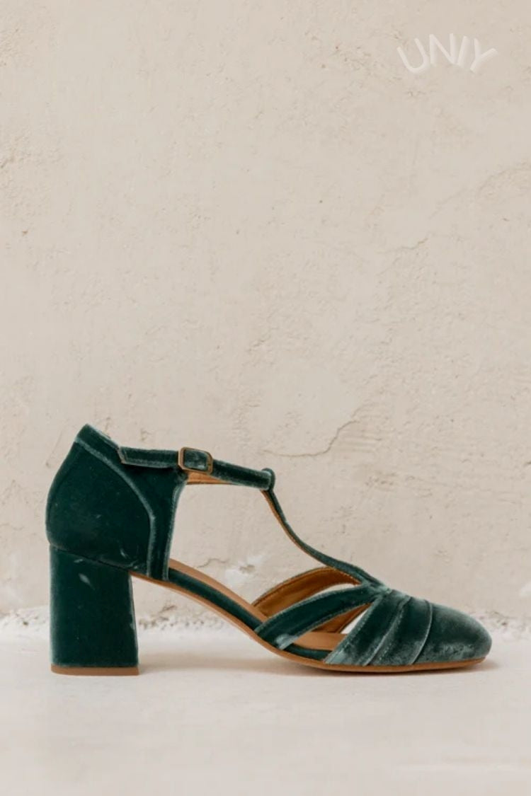 talons larges en velours à bride en T ajourée et boucle.