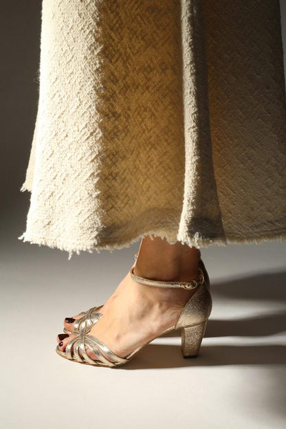 Talons larges peep toe métallisés brillants Or avec bride cheville et boucle