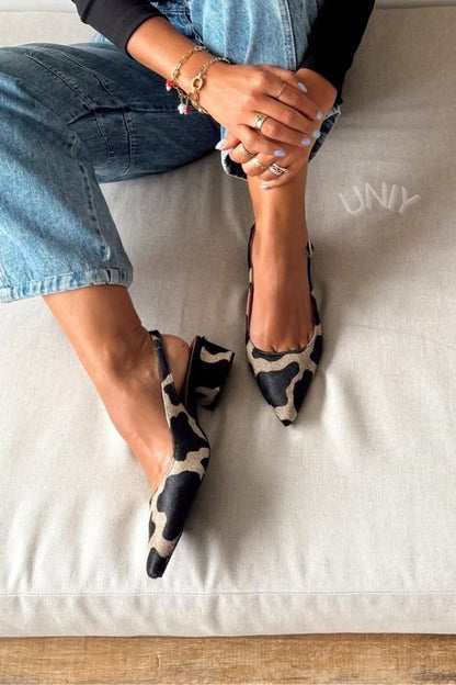 talons larges classiques slingback à bout effilé et imprimé vache.