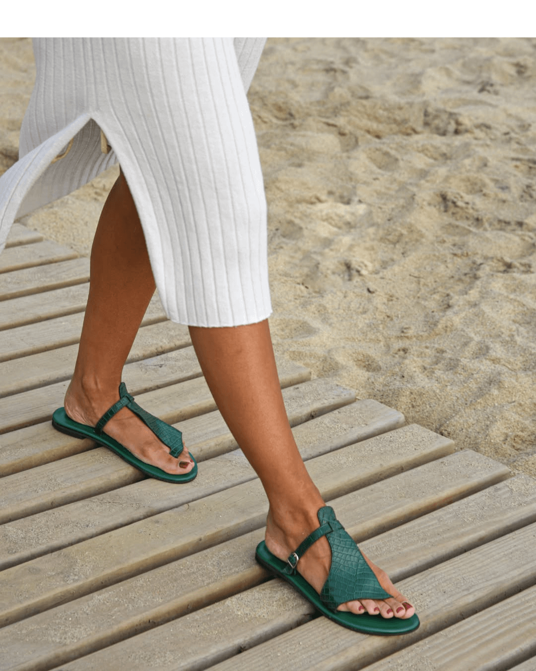 Sandales tongs effet croco avec bride et boucle sur le cou-de-pied