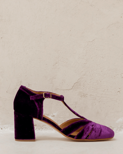 talons larges en velours à bride en T ajourée et boucle.