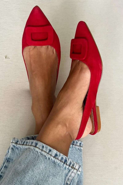 Ballerines Escarpins Rouges en Daim à Bout Amande et Détail Boucle.