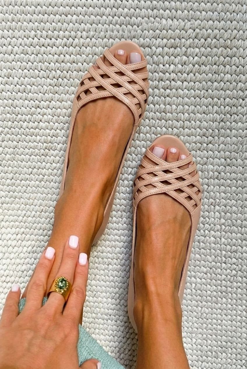 Sandales Plates Casual Nude à Brides Croisées et Bout Ouvert.