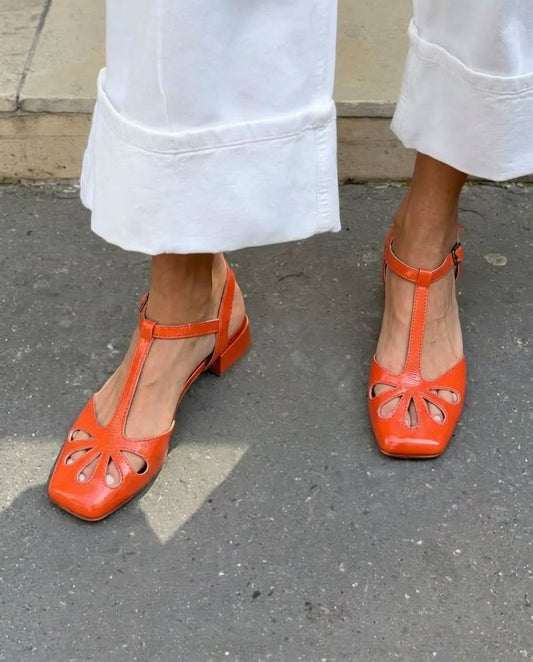 talons bloc orange à bride en T, bout carré et découpes florales.