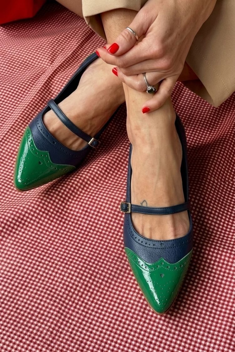 Talons bas pointus color block Blanc avec bride et boucle sur le cou-de-pied