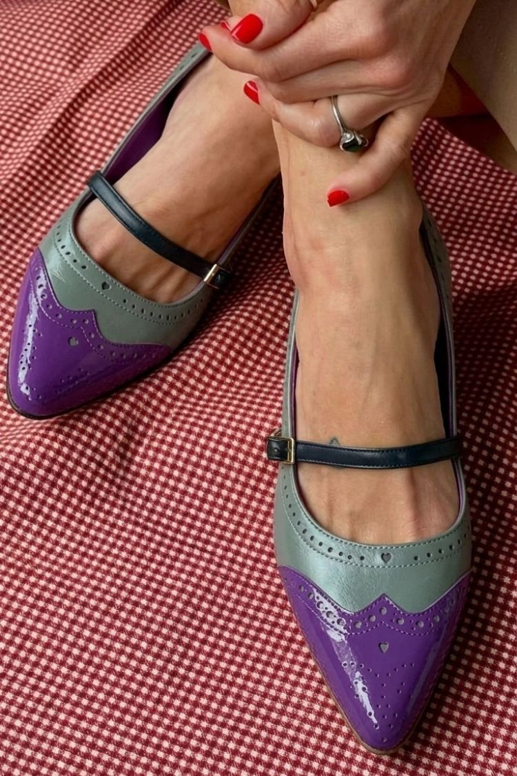 Talons bas pointus color block Blanc avec bride et boucle sur le cou-de-pied