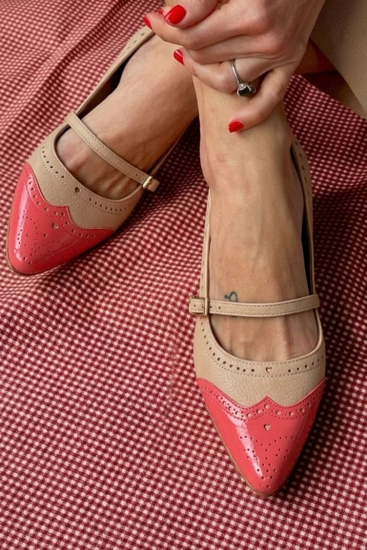 Talons bas pointus color block Blanc avec bride et boucle sur le cou-de-pied