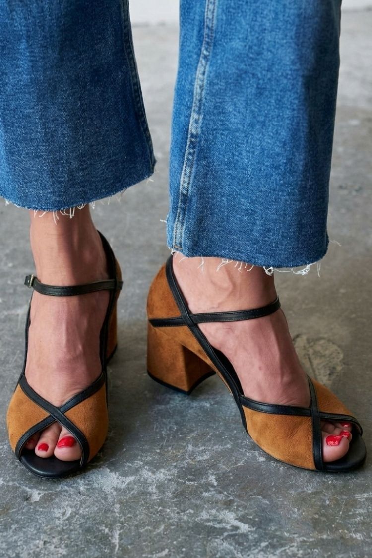 talons stiletto color block à bride en T et boucle.