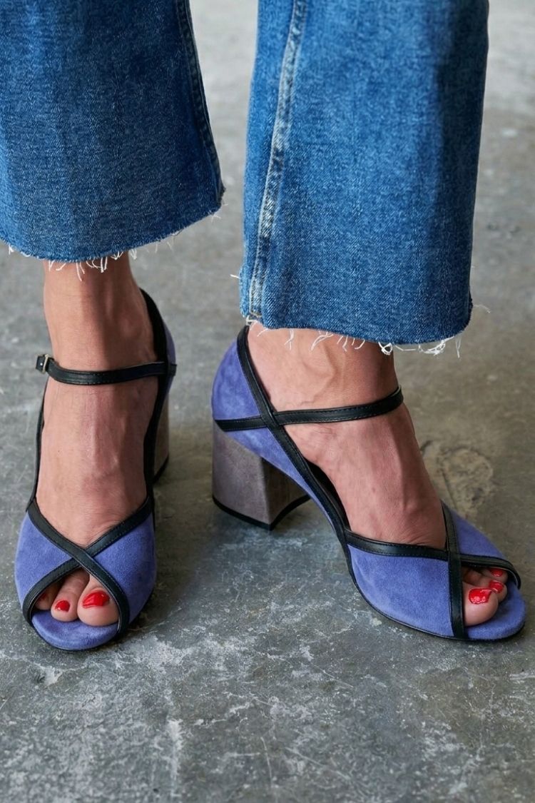 talons stiletto color block à bride en T et boucle.