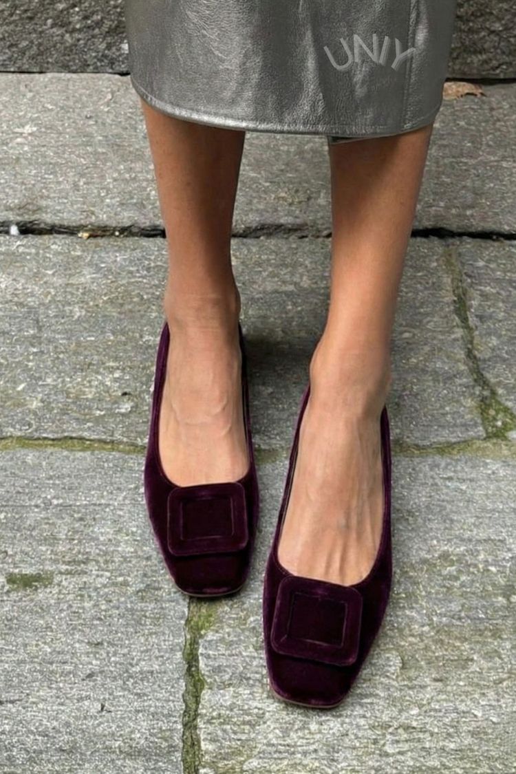ballerines souples en velours à boucle carrée et bout carré.