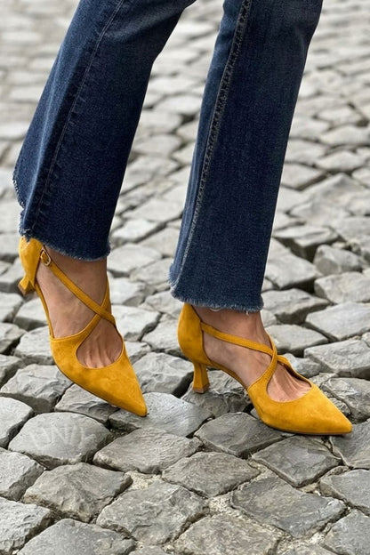 talons bas kaki à bride croisée et boucle, bout effilé.