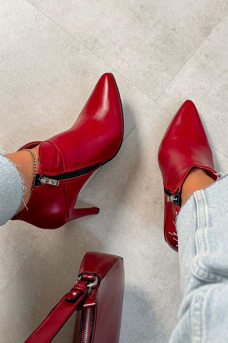 Philippine | Bottines Rouges Vernies à Talon Aiguille et Encolure en V