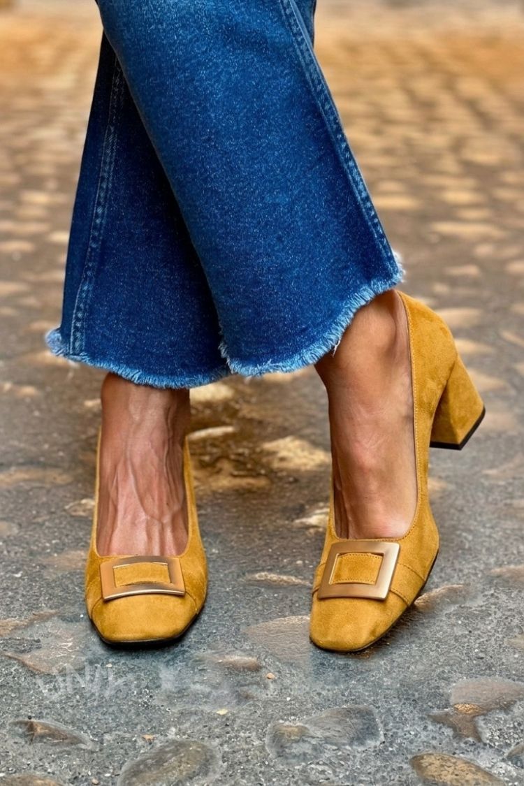 talons larges bleu marine à bout carré avec ornements métalliques patchwork.
