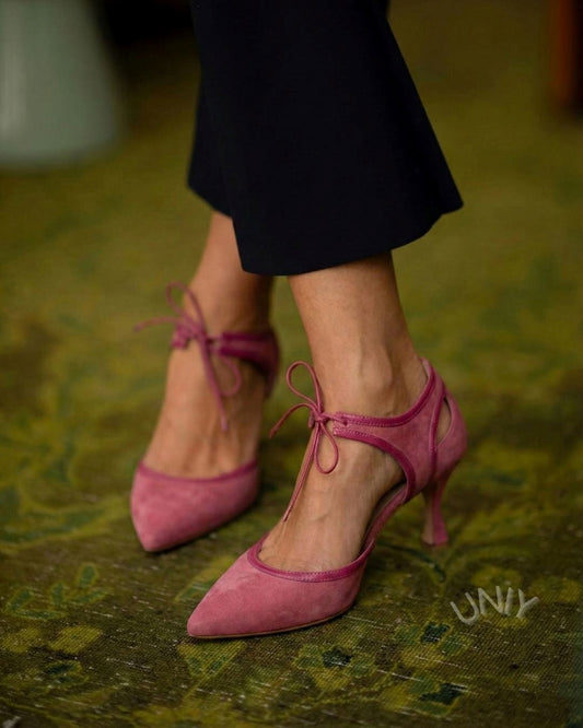 talons kitten rose en suédine à bout effilé et nœud bicolore.