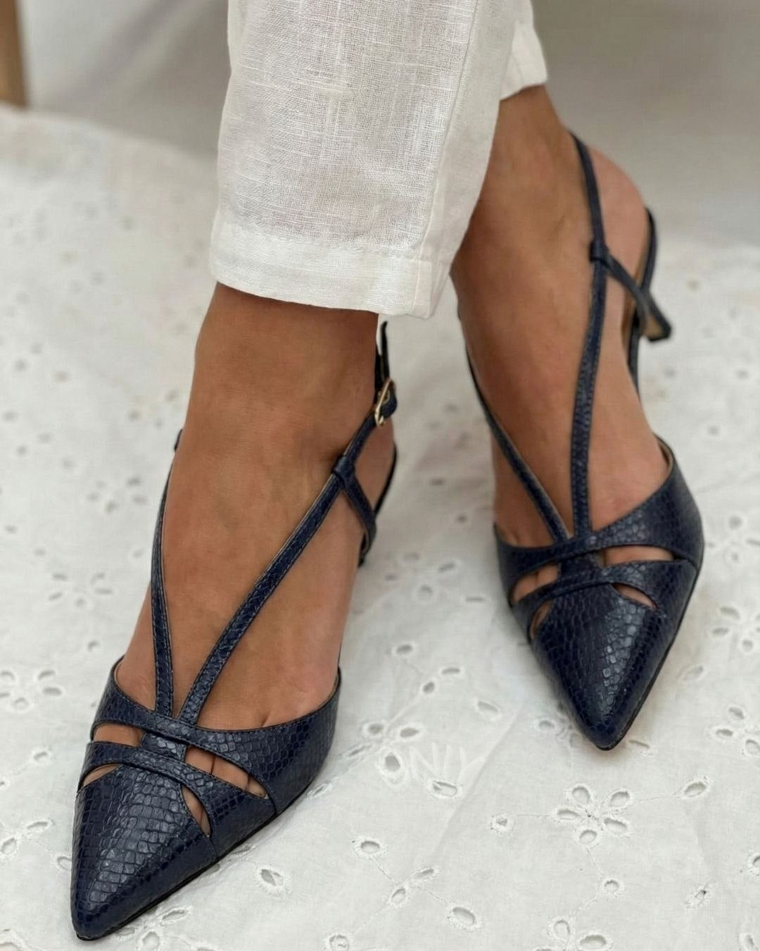 Talons kitten pointus slingback élégants Noir avec brides