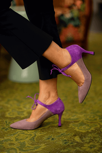 talons stiletto élégants violets à laçage.