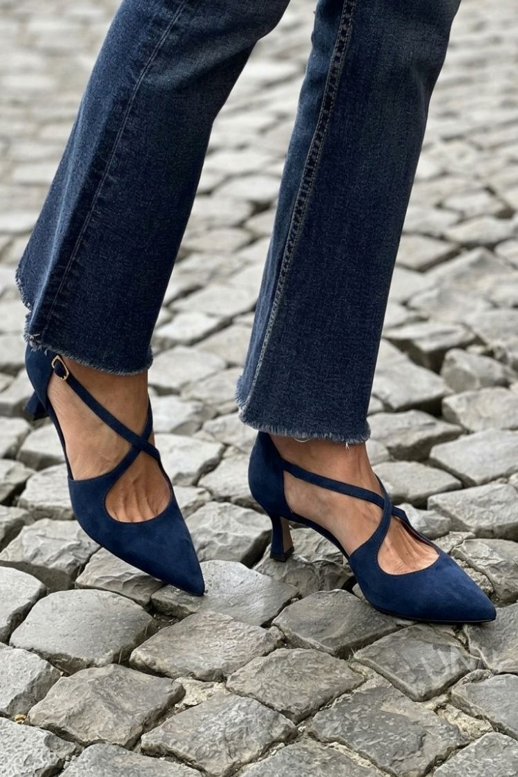 talons bas kaki à bride croisée et boucle, bout effilé.