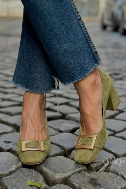 talons larges bleu marine à bout carré avec ornements métalliques patchwork.