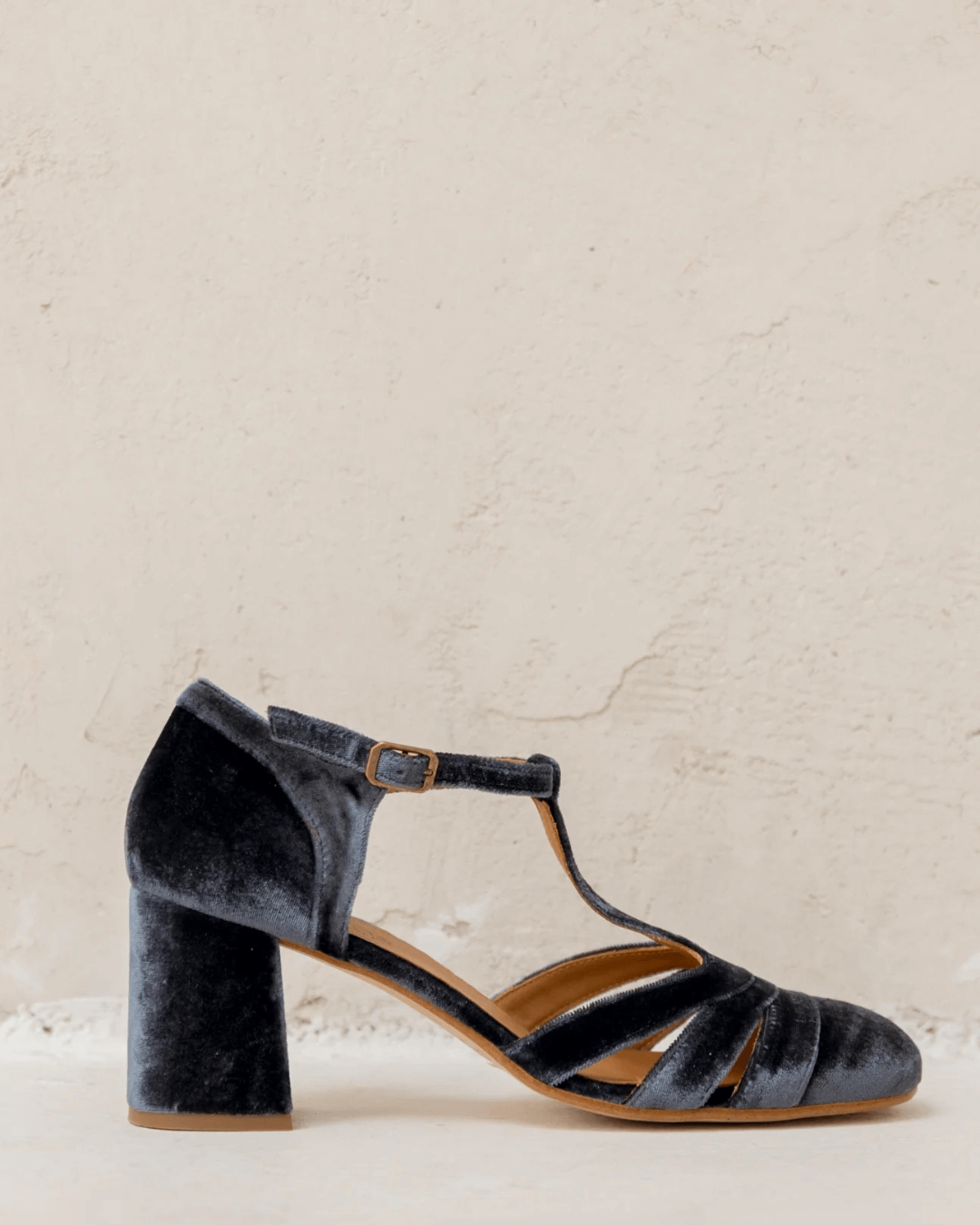 Talons larges à découpes en velours avec boucle et bride en T