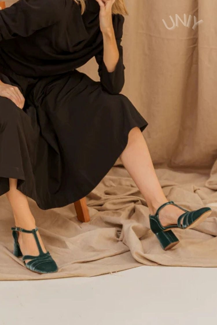 talons larges en velours à bride en T ajourée et boucle.