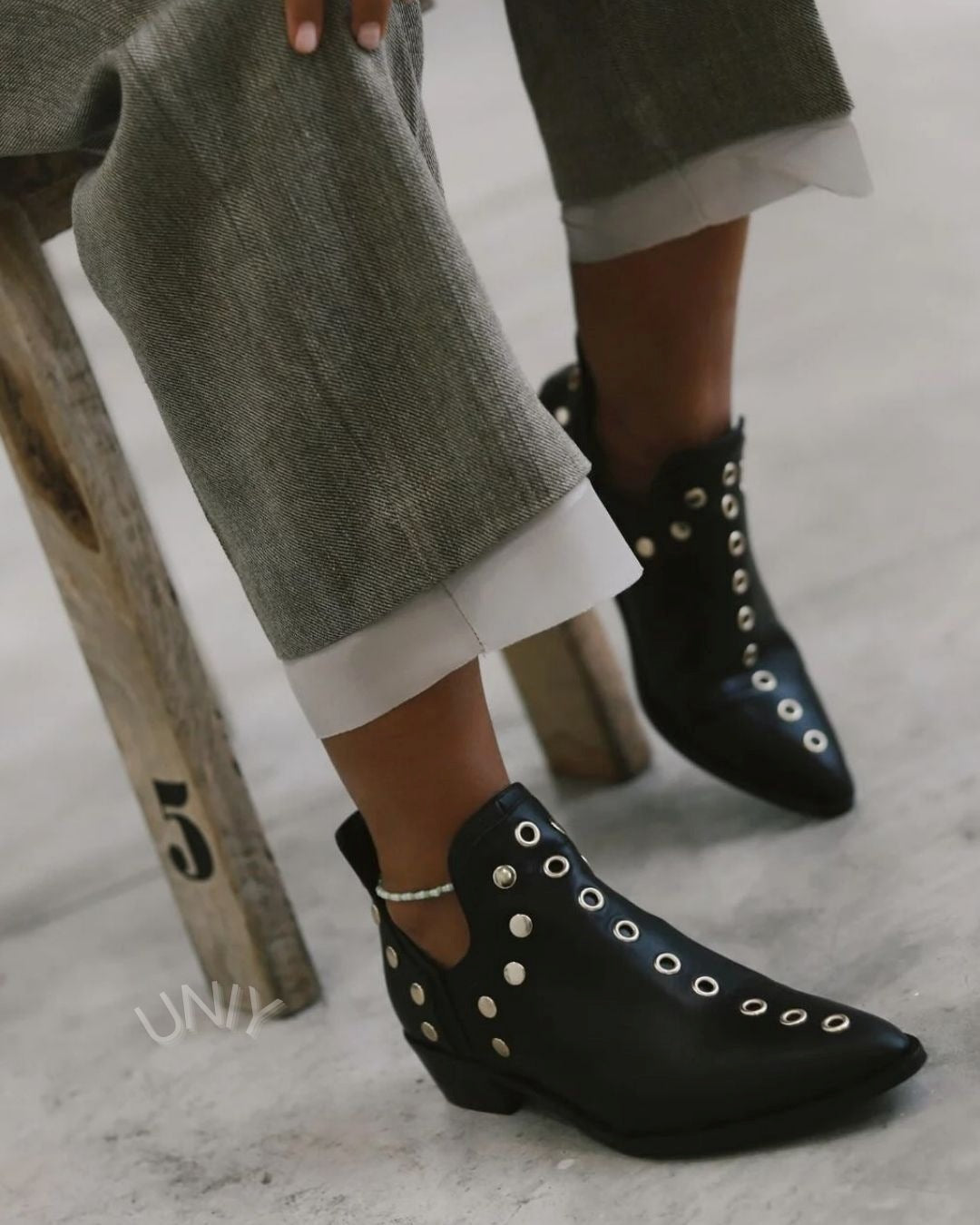 Pénélope | Bottines Noires Vintage Cloutées à Bout Pointu