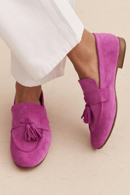 mocassins magenta en daim à pompons.