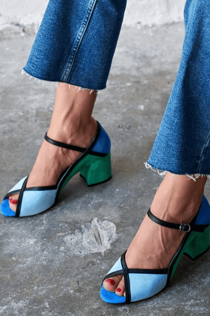 talons stiletto color block à bride en T et boucle.