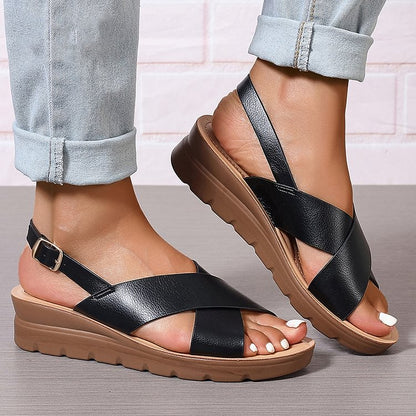 sandales compensées à bride croisée, slingback et boucle, bout ouvert.