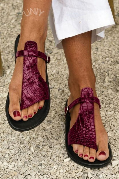 tongs effet croco en cuir avec bride et boucle sur le cou-de-pied.