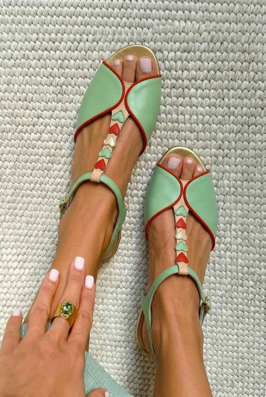 Sandales plates slingback peep toe à détail cœur