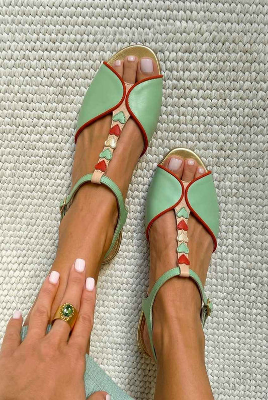 Sandales plates slingback peep toe à détail cœur