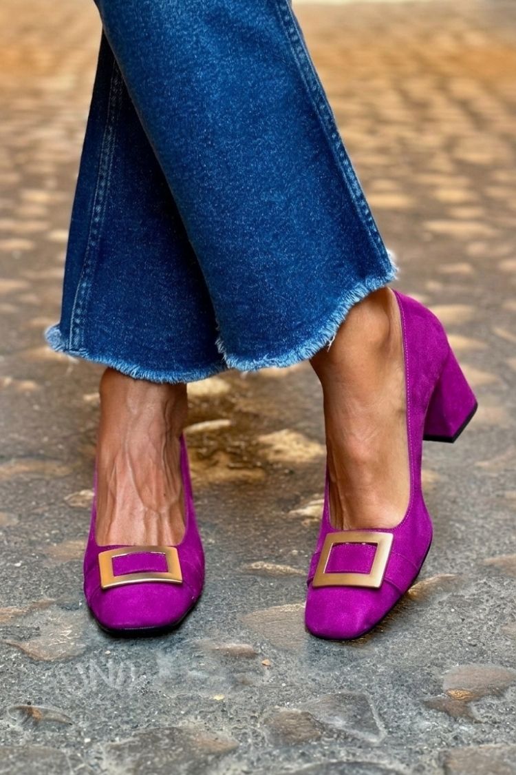 talons larges bleu marine à bout carré avec ornements métalliques patchwork.