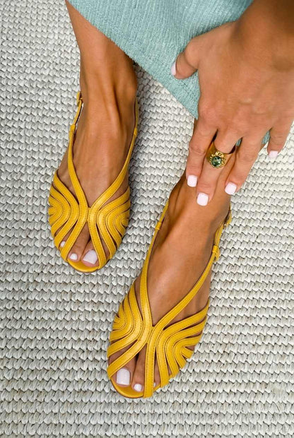 Sandales plates d'été en cuir rouge à brides tressées et bout ouvert