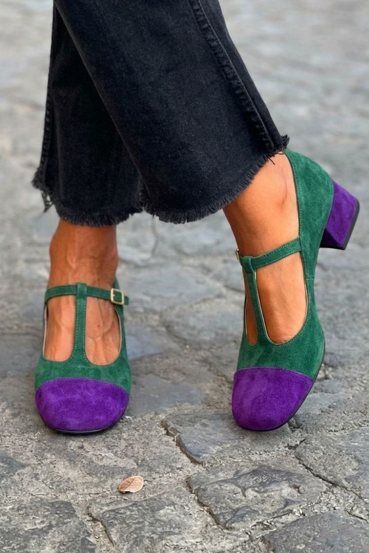 talons larges rouges à bout rond, bride en T, boucle et patchwork.