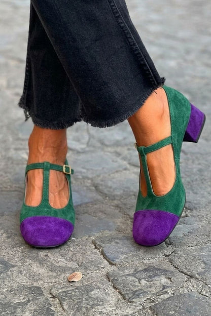 talons larges rouges à bout rond, bride en T, boucle et patchwork.