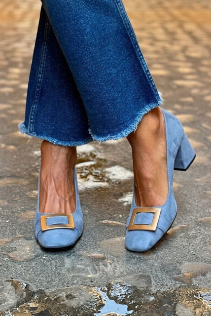 talons larges bleu marine à bout carré avec ornements métalliques patchwork.