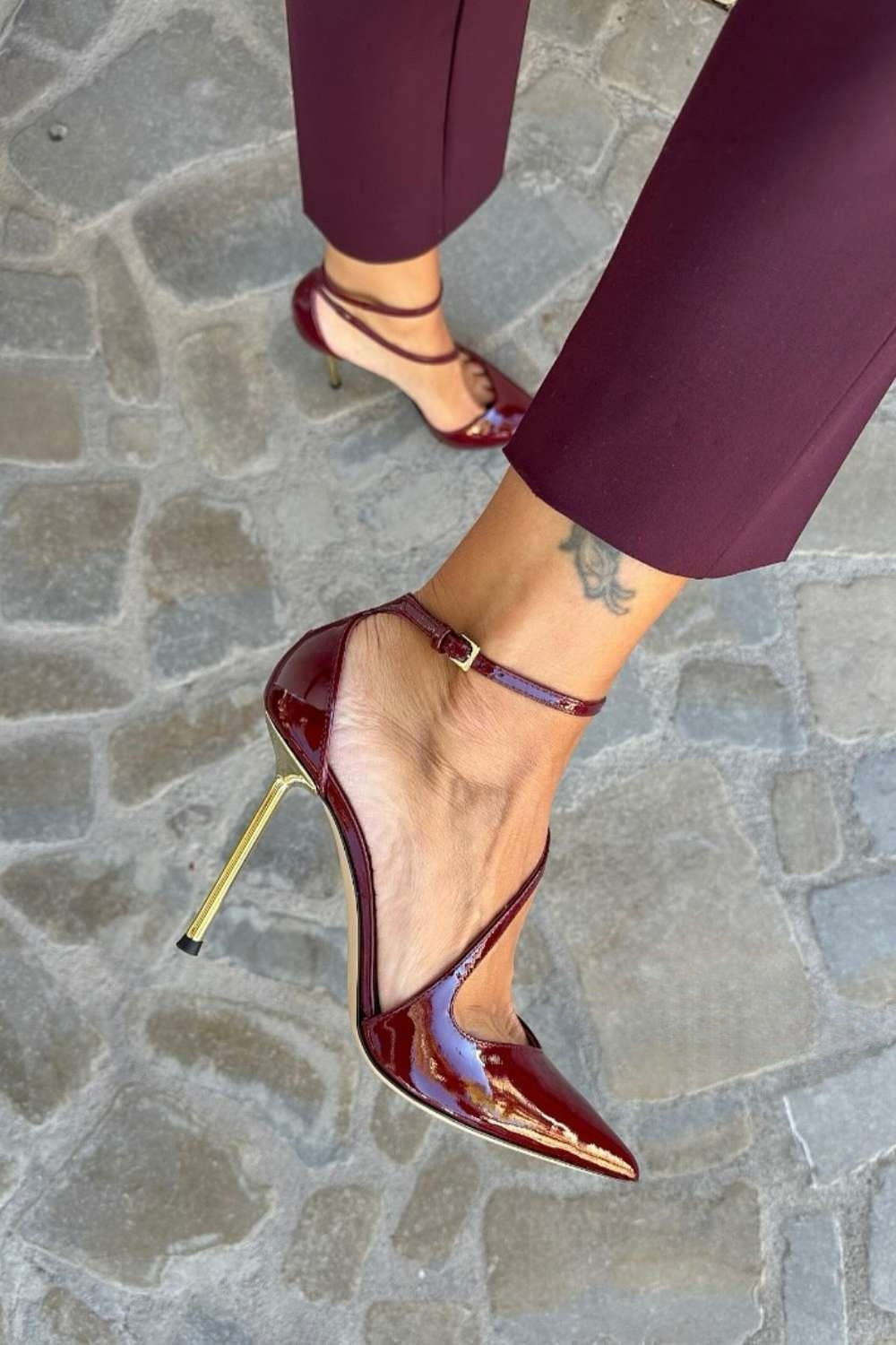 Talons aiguilles vernis Noir avec bride cheville