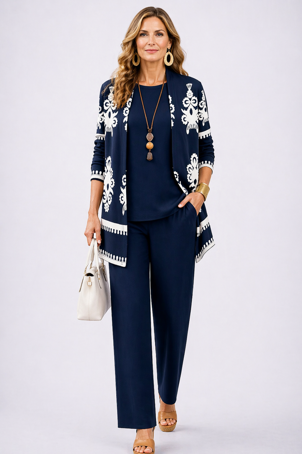 Cassandra | Ensemble Trois Pièces Bleu Nuit à Gilet Fleuri Blanc